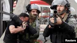 Izraelska granična policija hapsi Palestince na protestu u blizini Ramale 2017. godine