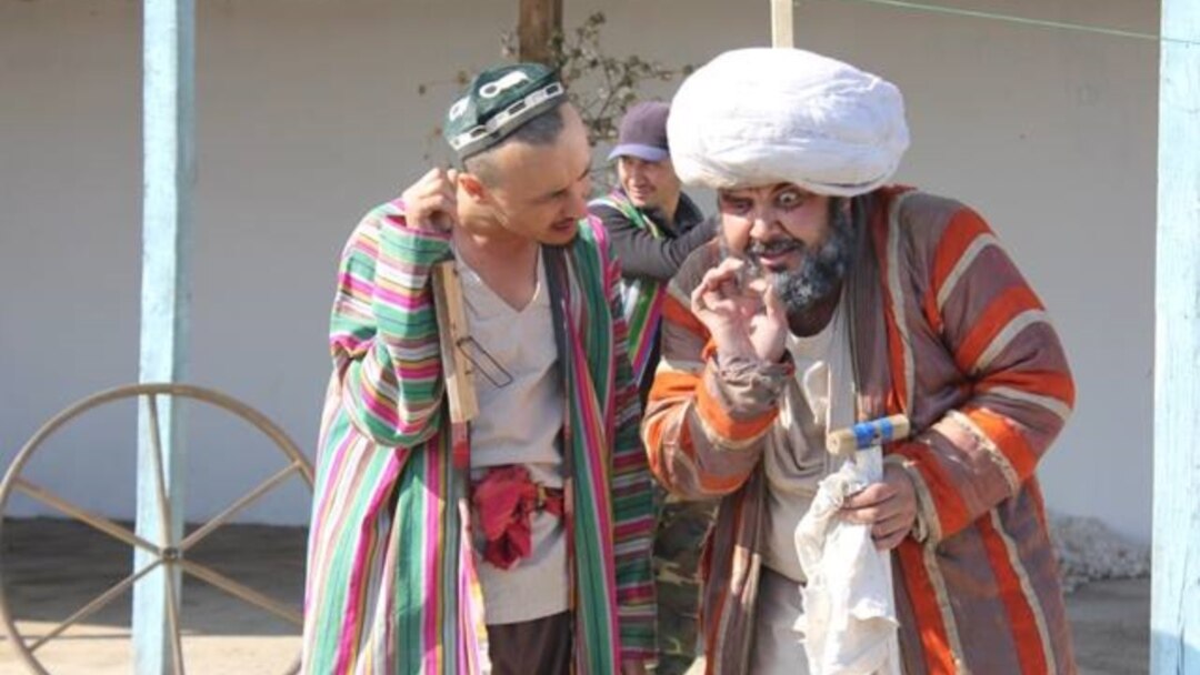 Ayol narsalarni eshagiga solib qoyadi Ayol narsalarni eshagiga solib qoyadi