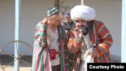 Xushnud Dodo teatrda mashhur yozuvchi Sadriddin Ayniy "Sudxo‘rning o‘limi" qissasidagi Qori Ishkamba rolini o'ynaydi.