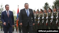 Armenia - Armenian Defense Minister Vigen Sargsian (L) and his Greek counterpart Panos Kammenos meet in Yerevan, 29 March 2018.