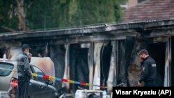 Zyrtarë të forenzikës kryejnë hetime pas zjarrit që shkatërroi spitalin e përkohshëm në Tetovë. 