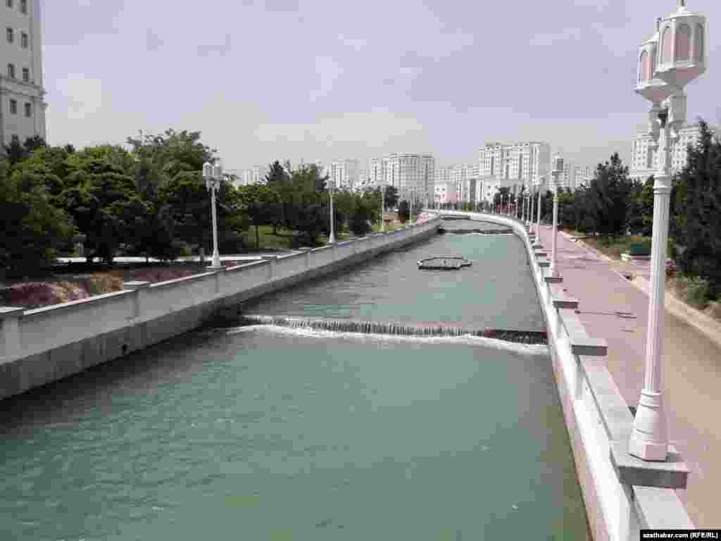 Aşgabadyň içinden geçýän emeli kanal