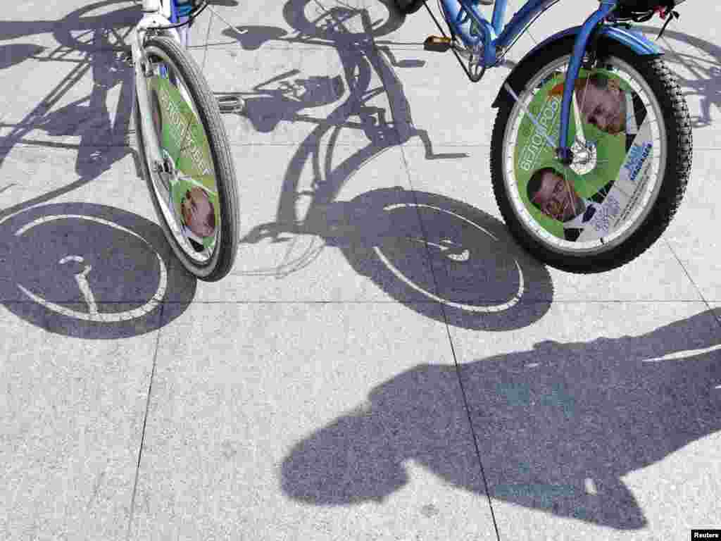 Members of Internet communities supporting Russia's President Dmitry Medvedev and Prime Minister Vladimir Putin take part in a bicycle race in central Moscow on August 8. About 10 activists gathered near the Kremlin to ride tandem bicycles during an event to symbolize the unity and mutual understanding between two leaders, according to local media. Photo by Denis Sinyakov for Reuters