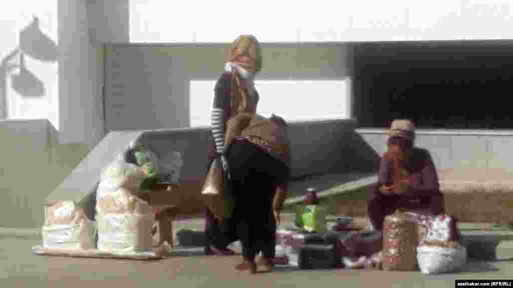 Aşgabat. Köçe söwdasy. Noýabr, 2020.