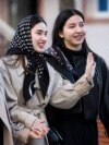 Девушки на улице Грозного. Иллюстративная фотография