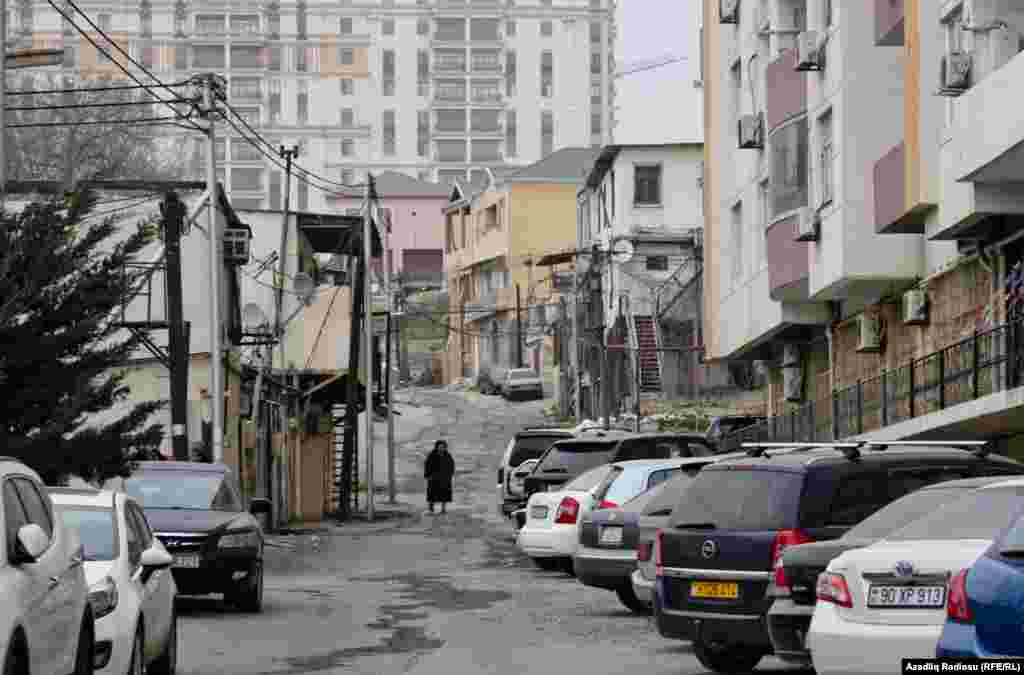 Yeni binaları tikildikcə köhnə evləri sıxılıb bir kənara qısılan adamlara oxşadırlar məhəllə sakinləri