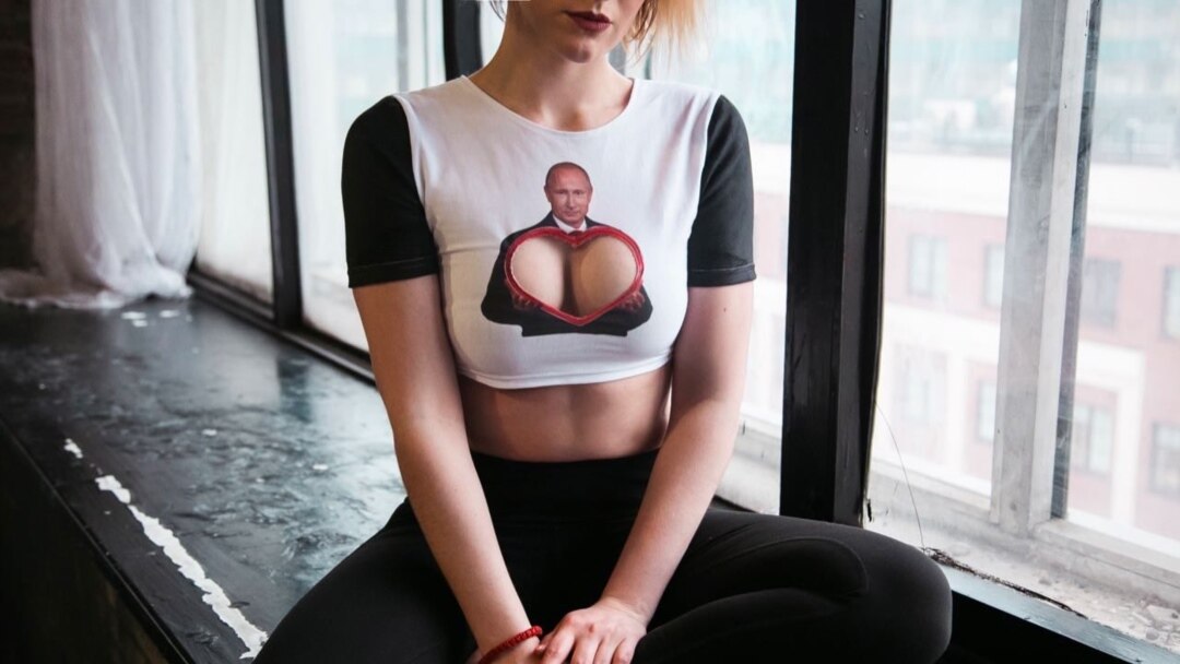 U uxlab yotganda internetda jirkanadi.