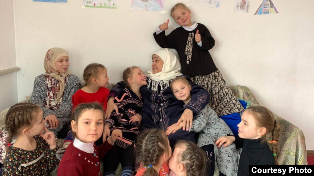 Ұйықтап жатқан ананың онлайн порно видеосы Ол аяғын жайып, кискасын көрсетті.