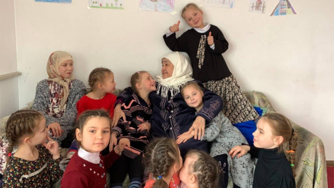 Қыздар фотоға оранып, аузын байлаған.