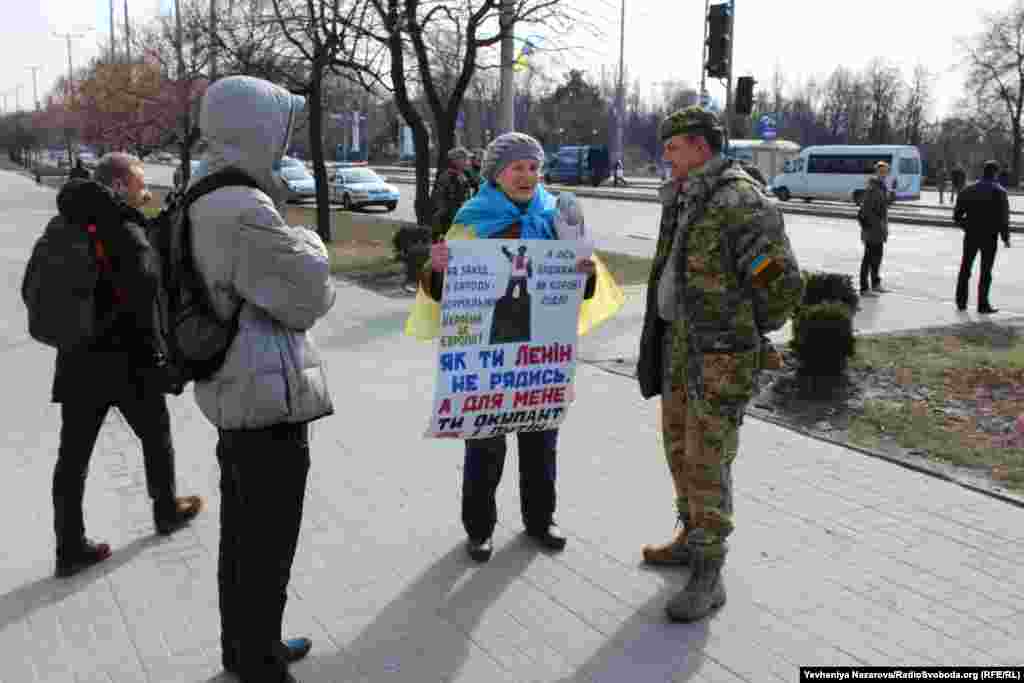 Запорізька активістка принесла під стіни міськради саморобний плакат на підтримку демонтажу пам&#39;ятника Леніну