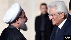 Eýranyň prezidenti Hassan Rohani (çepde) we Italiýanyň prezidenti Sergio Mattarella.