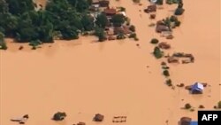 شکستن سد نیمه‌کاره «شپیان شنام نوی» و جاری شدن سیلاب