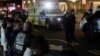Policajci njujorške policije pored ambulantnog vozila u kojem je tijelo policajca ubijenog tijekom masovne pucnjave u Midtown Manhattanum 28. srpnja 2025.