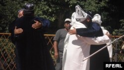 Guvohlarga ko‘ra, o‘zbek qirg‘izni, qirg‘iz esa o‘zbekni o‘z uyida saqlab, boqib o‘tirishi o‘zaro yarash mitinglaridan ancha avvap, ya‘ni qonli olatasir avjiga chiqqan iyun kunlaridayoq kuzatilgandi.