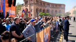 Կոմունիստների փոխարեն՝ վարչապետն ու գործարարները.
Մայիսի 1-ը Երևանում