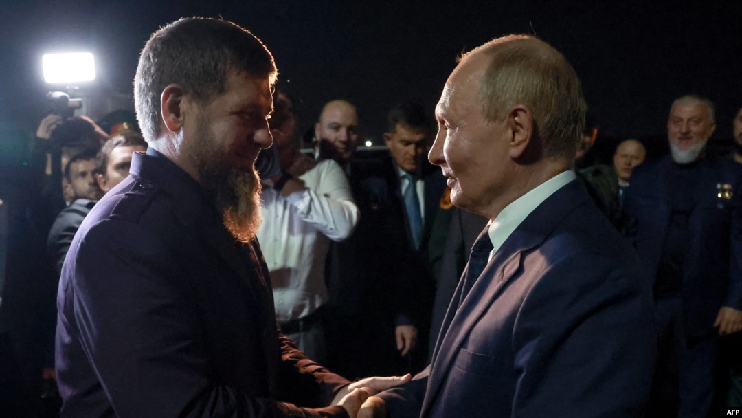 Președintele Vladimir Putin dă mâna cu liderul Republicii Cecene, Ramzan Kadyrov, la plecarea de pe aeroportul din Groznîi. 21 august 2024.