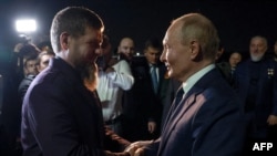 Președintele Vladimir Putin dă mâna cu liderul Republicii Cecene, Ramzan Kadyrov, la plecarea de pe aeroportul din Groznîi. 21 august 2024.