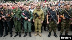 رهبران جدایی‌طلب از آمادگی خود برای تمدید آتش‌بس، که به صورت یک‌جانبه و برای خلع سلاح شورشیان ایجاد شده، خبر داده بودند در تصویر: شورشیان در دونتسک