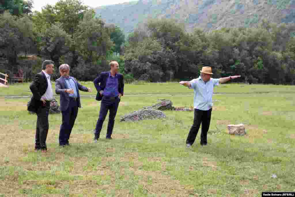 Directorul TNOB Ion Grosu, regizorul italian Andrea Battistini, pictorul (scenograf prin cumul) Iurie Matei şi Anatol Botnaru, directorul Pensiunii ECO-RESORT &bdquo;Butuceni&rdquo;