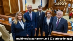 Președinta Curții Constituționale, Domnica Manole (a doua din dreapta), și alți membri ai instanței, în timpul unei vizite la parlament, în august 2025