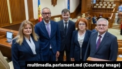 Cei cinci judecători noi ai Curții Constitituționale (de la stânga la dreapta: Liuba Șova, Sergiu Litvinenco, Ion Malanciuc, Domnica Manole și Nicolae Roșca), după depunerea jurământului, în Parlament, pe 17 august 2025 