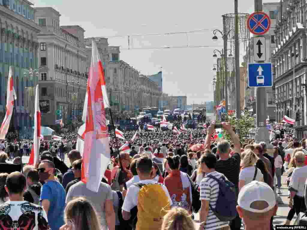 Ля ГУМу пратэстоўцаў сустрэў кардон АМАПУ, унутрных войскаў і спэцтэхнікі