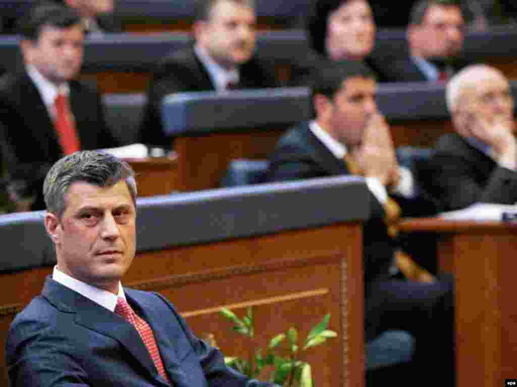 Kuvendi i Kosovës gjatë deklarimit të pavarësisë, 17 shkurt 2008. - Caption: epa01258447 Kosovos Prime Minister Hashim Thaci (L) during during the declaration of independence in the Kosovo Parliament in Pristina, Kosovo, 17 February 2008. Kosovos Parliament proclaimed independence from Serbia on Sunday 17 February 2008.