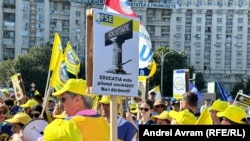 Participanții la protest sunt nemulțumiți de măsuri precum creșterea normei didactice sau comasarea unor șoli.