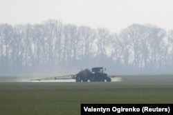 Так украинские поля выглядели ровно год назад. Сельскохозяйственная техника вместо танков. Апрель 2021 года