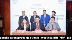 Direktor FIPA-e Marko Kubatlija (u sredini) zajedno sa kineskim partnerima na poslovnom forumu u Šangaju, 17. septembar 2025.