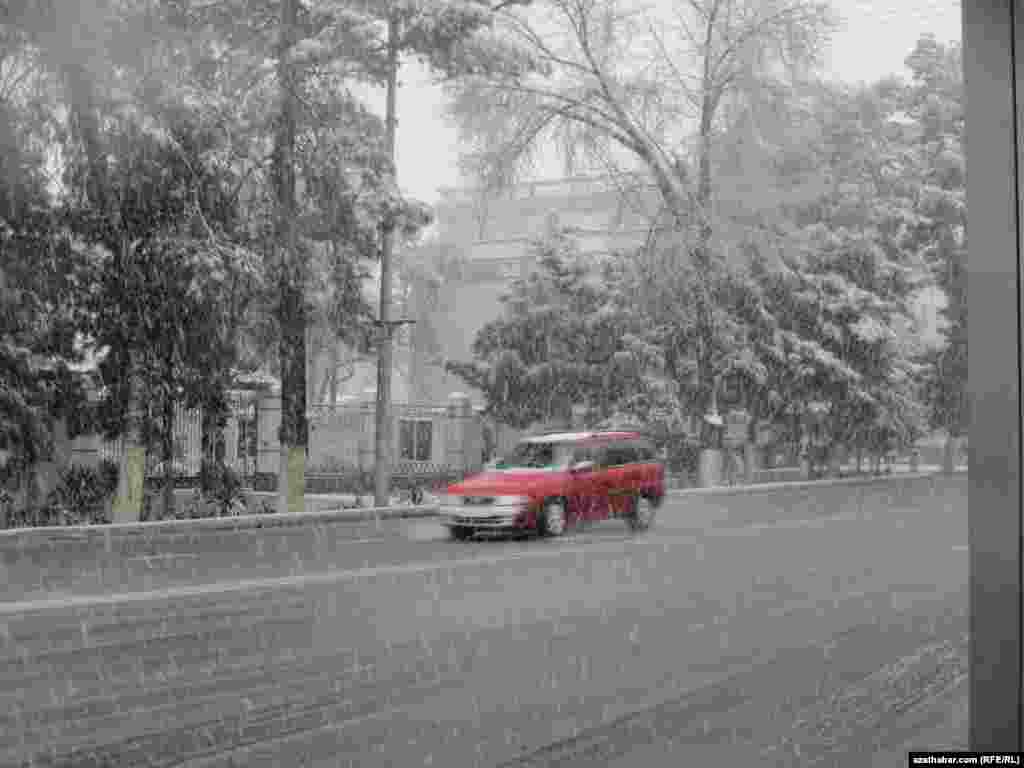 Aşgabatda gar ýagdy