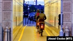 Kerékpárral közlekekedők a budapesti Margit híd alatt 2021. május 30-án.