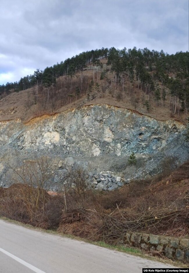 Kamenolom u mjestu Rječica nalazi se pored glavnog puta Doboj-Maglaj na kojem postoje već tri aktivna kamenoloma.