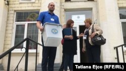 Election workers prepare for the vote in Balti on May 20.