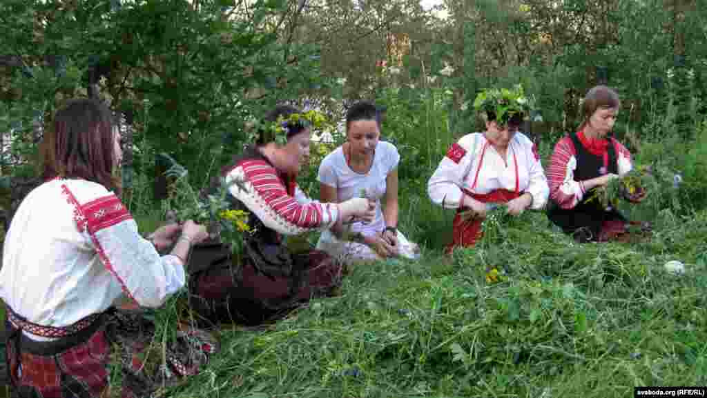 Дзяўчыны плятуць купальскія вянкі