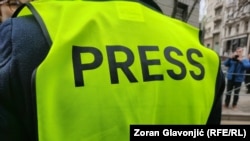 Novinar tokom protesta u Srbiji