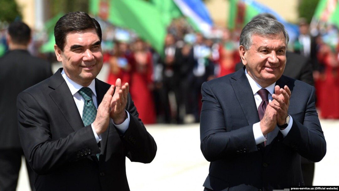 Turkmen President Gurbanguly Berdymukhammedov (left) and his Uzbek counterpart Shavkat Mirziyoev visit Uzbekistan's western Khorezm region on April 24. 