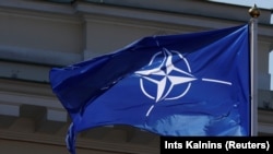 Flamuri i NATO-s. Fotografi ilustruese nga arkivi. 