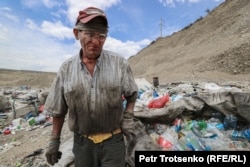 Сборщик бытовых отходов на мусорном полигоне. Алматинская область, 22 июня 2021 года.