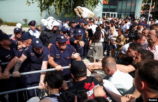Protesta para Kuvendit të Shqipërisë.