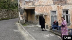 Перебоями в подаче воды и света нас не удивишь, двадцать послевоенных лет приучили ко многому, но два месяца без воды посреди лета всех достали