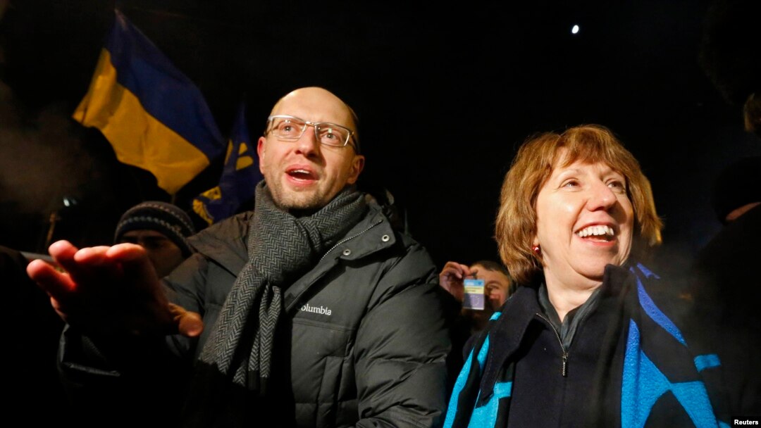 Кэтрин Эштон и Асений Яценюк вышли к участникам "евромайдана" в Киеве, 10 декабря 2013 года