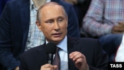 Владимир Путин на медиафоруме в Петербурге 28 апреля