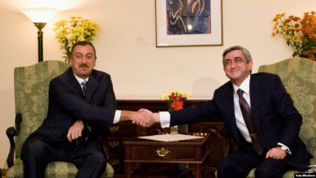 8 oktyabr 2009,İlham Əliyev və Serj Sarkisyan Kişinyovdakı ABŞ səfirliyindəki görüşdən öncə