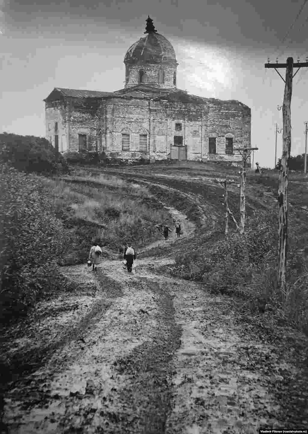 The road to a temple at an unidentified location in 1980. Official U.S.S.R. policy sought to do away with religion, and most churches were left to decay through the decades of Soviet rule.&nbsp;