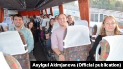 Кыргызстанга келген америкалык ыктыярчылар.