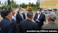 Президент Сооронбай Жээнбеков Ысык-Көл облусундагы ички жолдорун реконструкциялоо жана куруу иштери менен таанышуу учурунда. 3-август, 2020-ж. Каракол шаары.