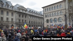 Câteva sute de oameni au protestat în Piața Universității/București împotriva măsurilor impuse în contextul pandemiei Covid-19