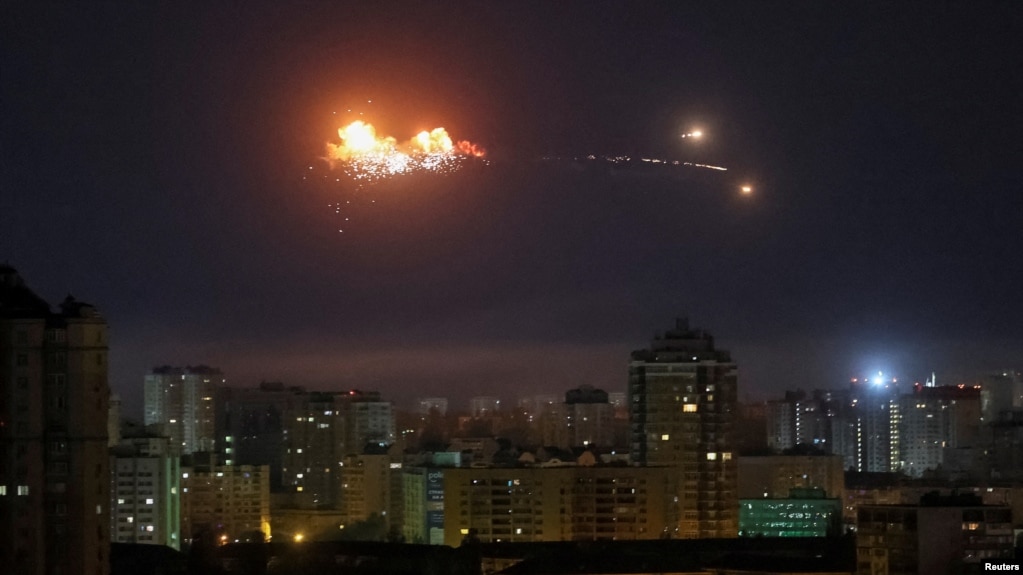 Një raketë balistike shpërthen në qiell mbi qytet gjatë një sulmi me dronë rusë në Kiev.Ushtria e Ukrainës tha se mbi 210 raketa dhe dronë u lëshuan gjatë sulmit, përfshirë raketa balistike dhe raketa lundruese të lëshuara nga bombardues të rëndë dhe anije luftarake të Detit të Zi.