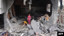 Fëmijë palestinezë në rrënoja të Gazës.